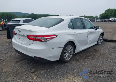 2018 Toyota Camry Le z USA, uszkodzony, nr VIN 4T1B11HK5JU551693